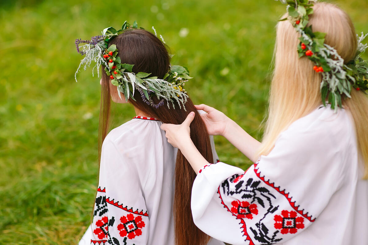 Девица косу не плетет на какой праздник. Коса девичья краса. Девица косу не плетет на какой праздник. Девица косу не плетет на какой праздник. Заплетенная трава.