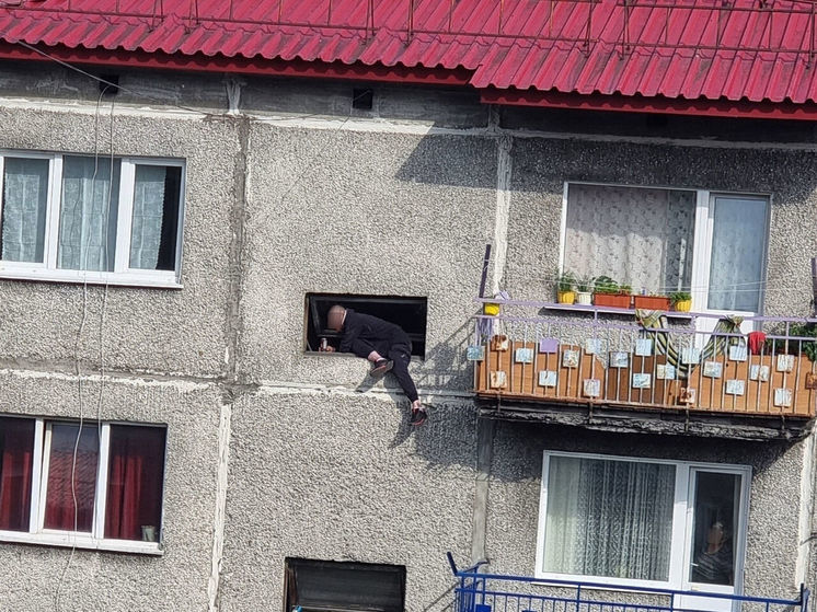 Жители Кузбасса спасли свесившегося из окна пятого этажа мужчину
