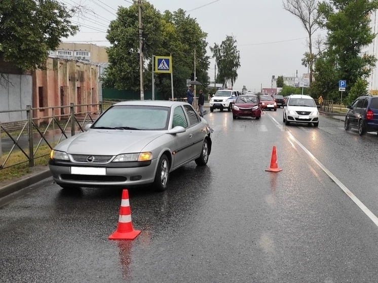 В Орле не смогли разъехаться две автоледи