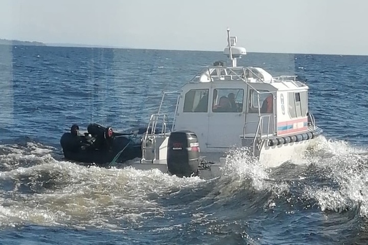Спасатели МЧС Карелии выручили из беды туристов, застрявших на катере в Онежском озере
