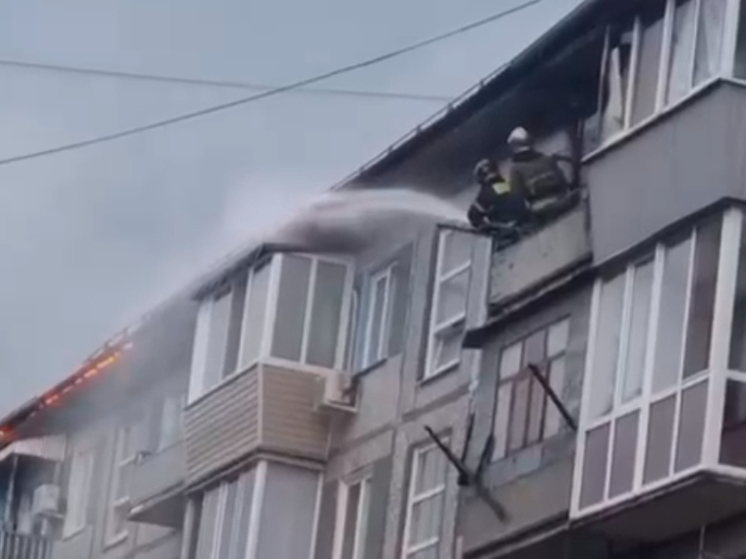 В Омске тушат кровлю пятиэтажки площадью около 2 тысяч квадратных метров