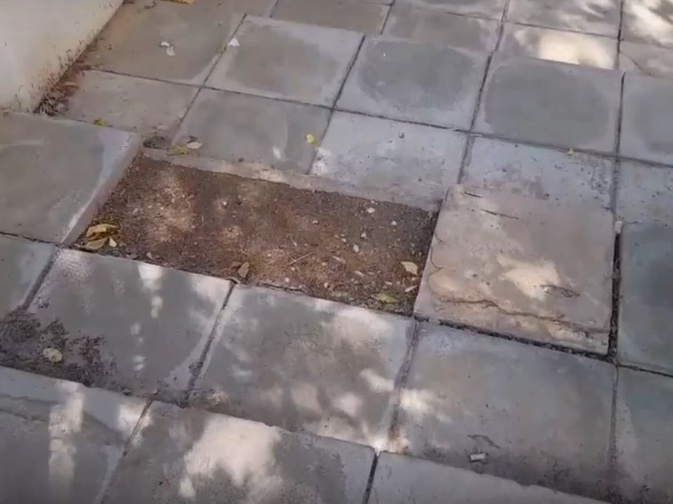 В Костроме разваливается лестница, отремонтированная три года назад