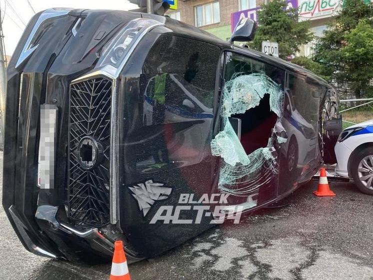 В Новосибирске за Land Cruiser, влетевшим в машину ДПС, числятся угон и 28 штрафов