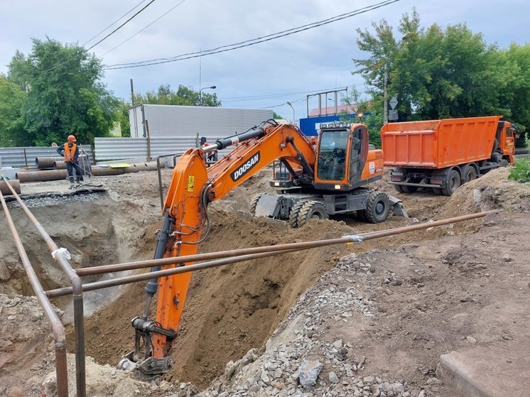 В Новосибирске на Автогенной к сентябрю заменят километр теплотрассы