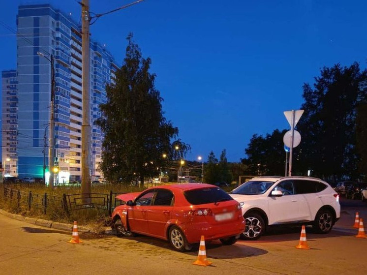 Пьяный водитель в Ижевске врезался в припаркованную иномарку и забор