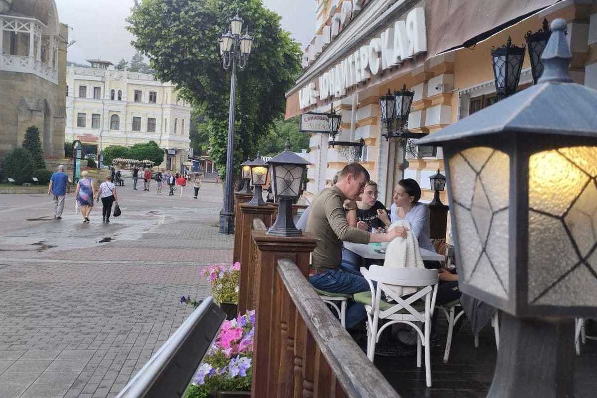 Более 1500 человек могут одновременно позавтракать на Курортном бульваре в Кисловодске