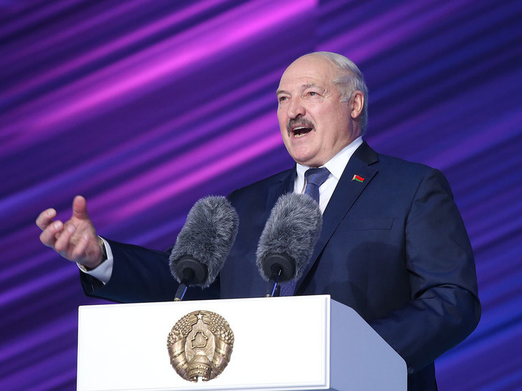 Министр обороны Белоруссии подарил Лукашенко макет советской ядерной бомбы