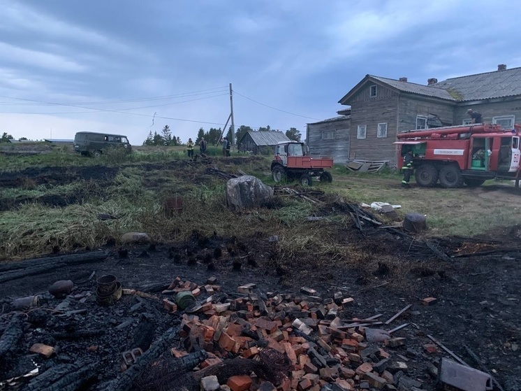 Названа предварительная причина пожара, уничтожившего три дома в поселке Карелии