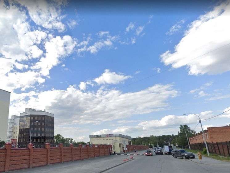 На Широкой Речке в Екатеринбурге люди живут в высотке, укутанной пленкой