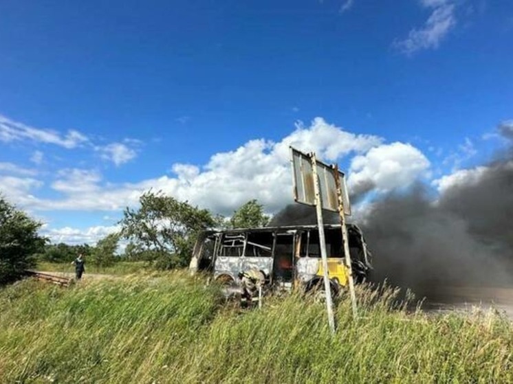 Школьный автобус, перевозивший детей, сгорел в ЛНР