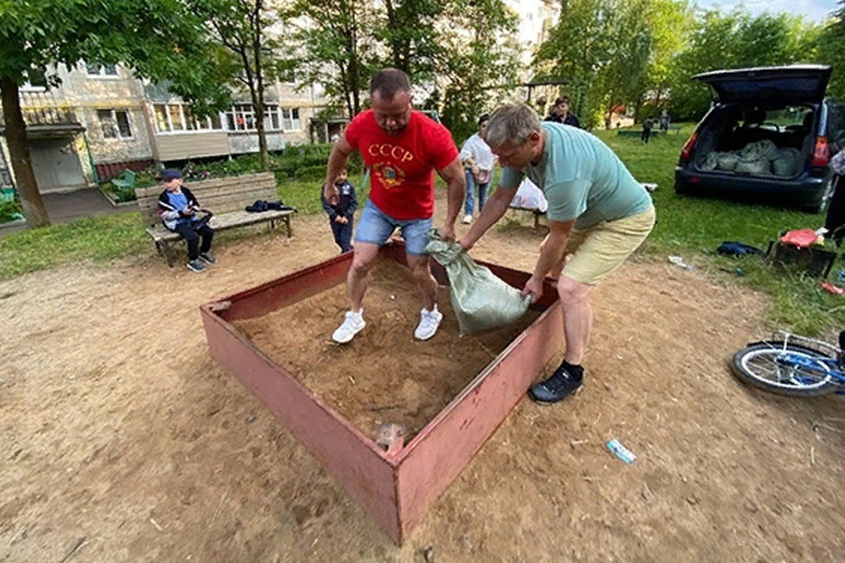 Коммунисты привезли песок и краску для детской площадки на Ивановской улице в Кохме