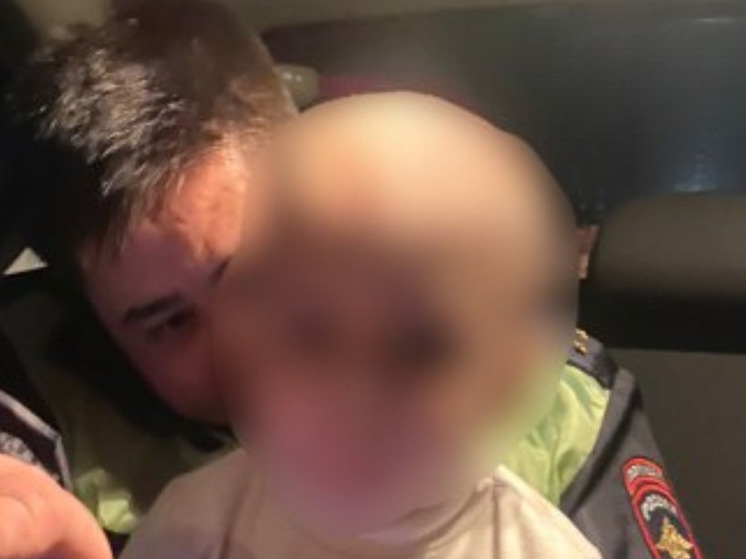 В Астрахани сотрудники полиции вернули дедушке 3-летнего ребенка