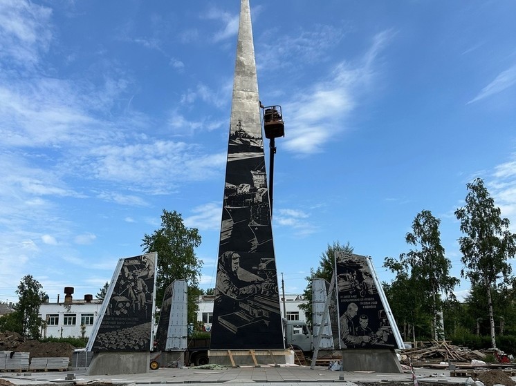 В Северодвинске продолжается возведение стелы «Город трудовой доблести»