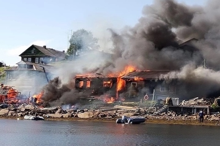 Пожарные отстояли школу у огня в поселке Карелии