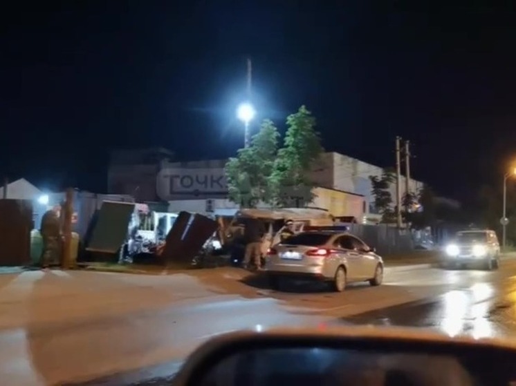 Автомобиль УАЗ-2206 врезался в ограждение Центра бокса на Сахалине