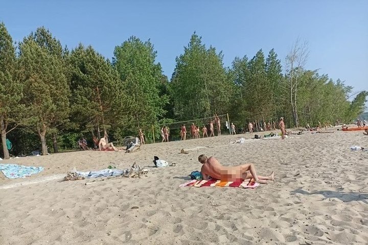 В Новосибирске родители привели на нудистский пляж маленьких детей