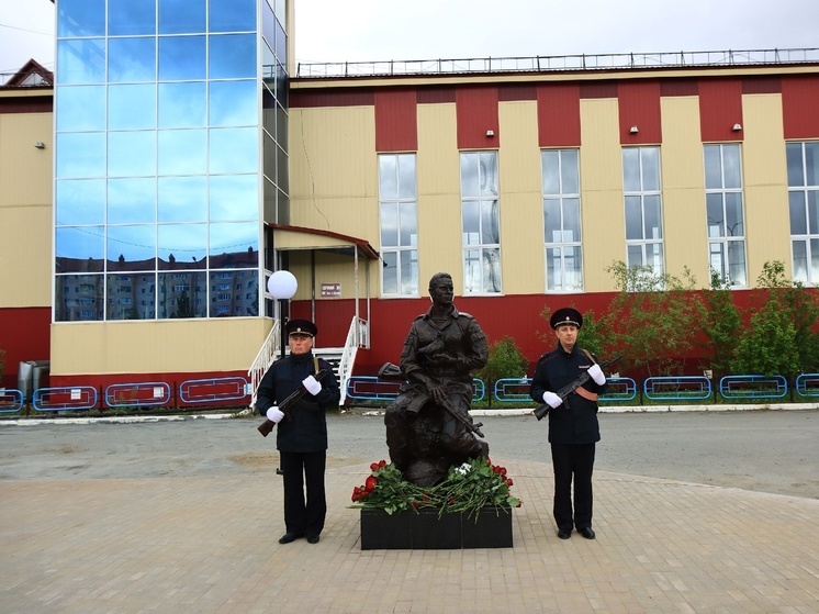 В Лабытнанги открыли памятник защитнику Отечества