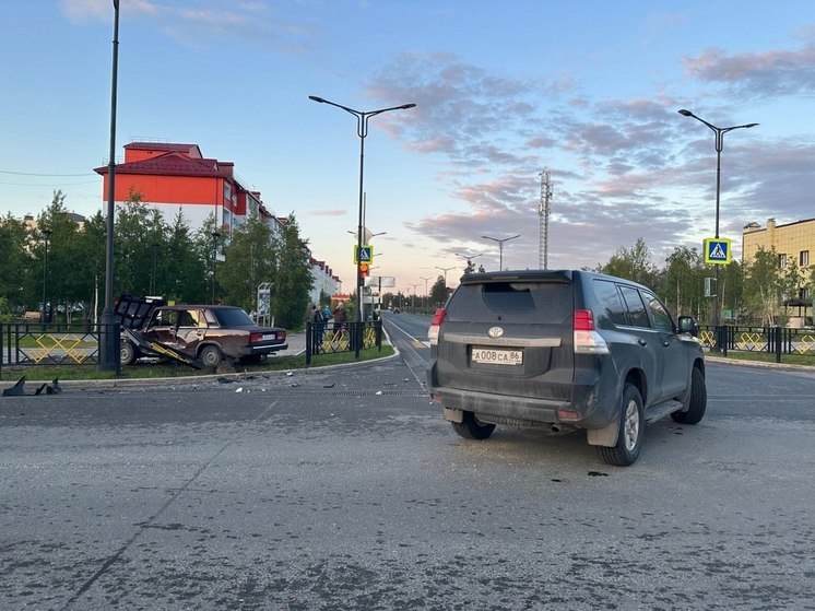В Муравленко внедорожник врезался в ВАЗ: машина влетела в ограждение