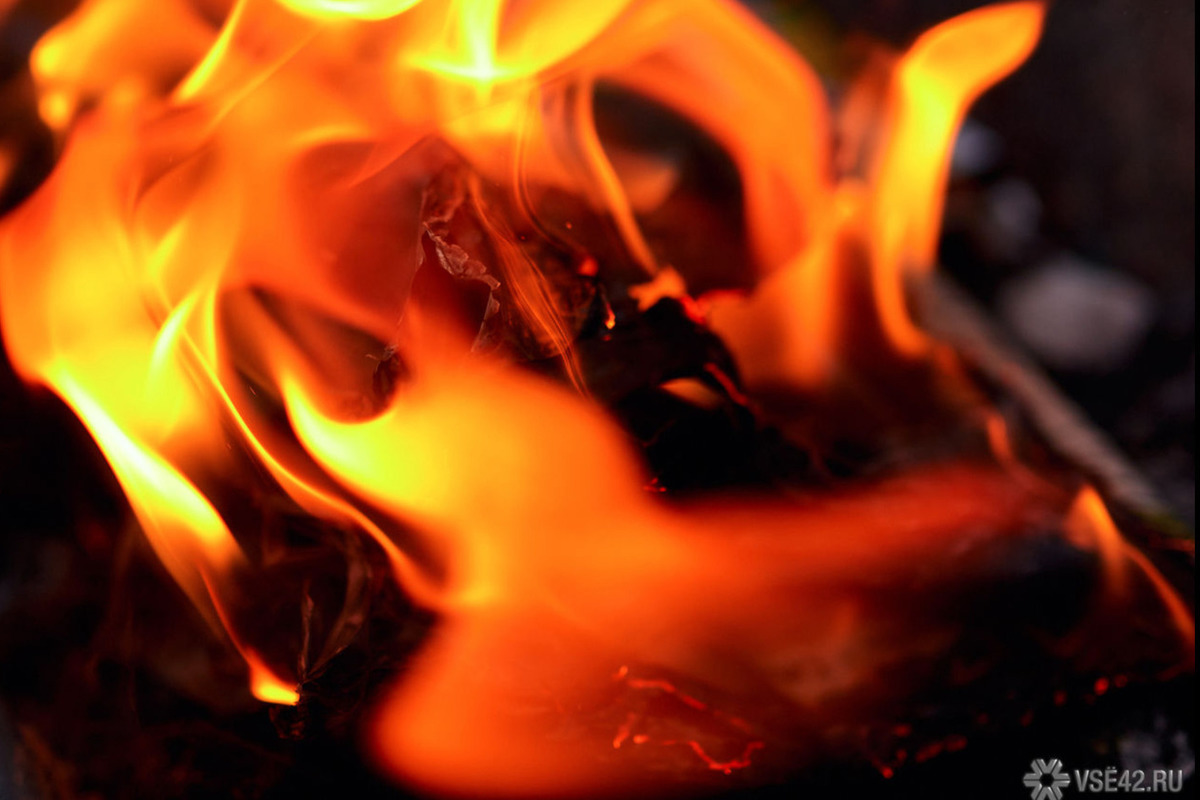 23 человека тушили пожар в загоревшемся здании в Кемерове