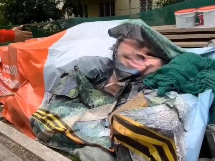 В Новосибирске накрывший мусор баннером с героем СВО подрядчик извинился перед депутатами