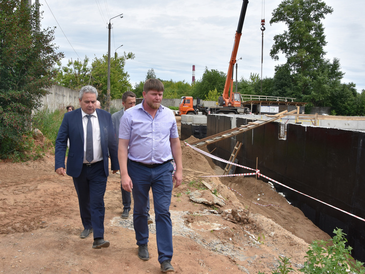 Глава городской администрации Костромы посетил место строительства резервуара для чистой воды на станции «Октябрьская»