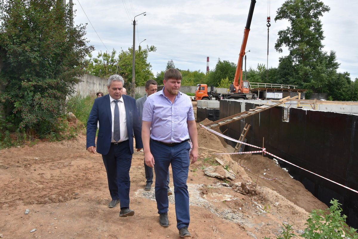 Глава городской администрации Костромы посетил место строительства резервуара для чистой воды на станции «Октябрьская»