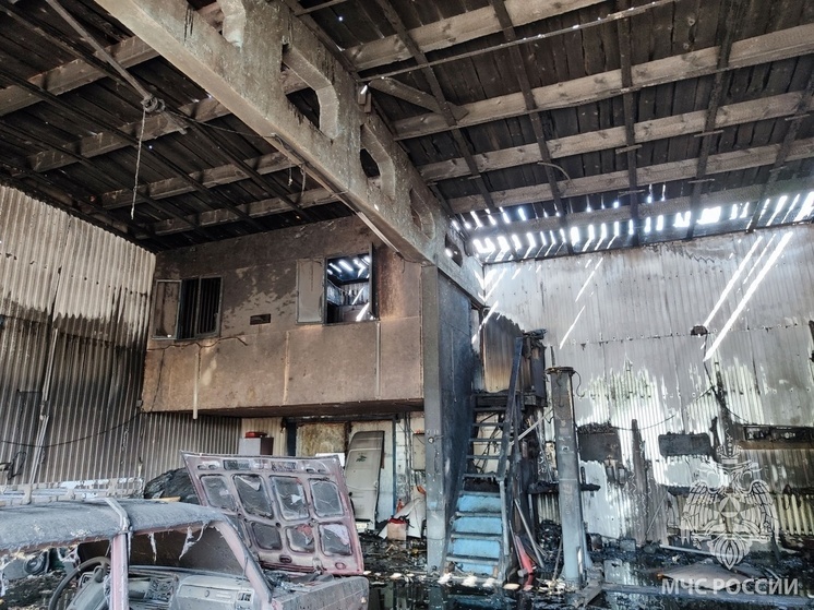 Гаражный бокс и три автомобиля загорелись в Вологде