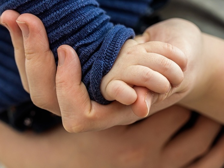 В Омске мать сильно прижала младенца, вследствие чего тот получил травму шеи