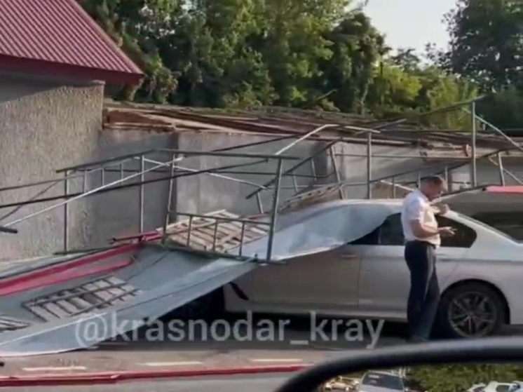 В кубанской столице на прохожего рухнули строительные леса
