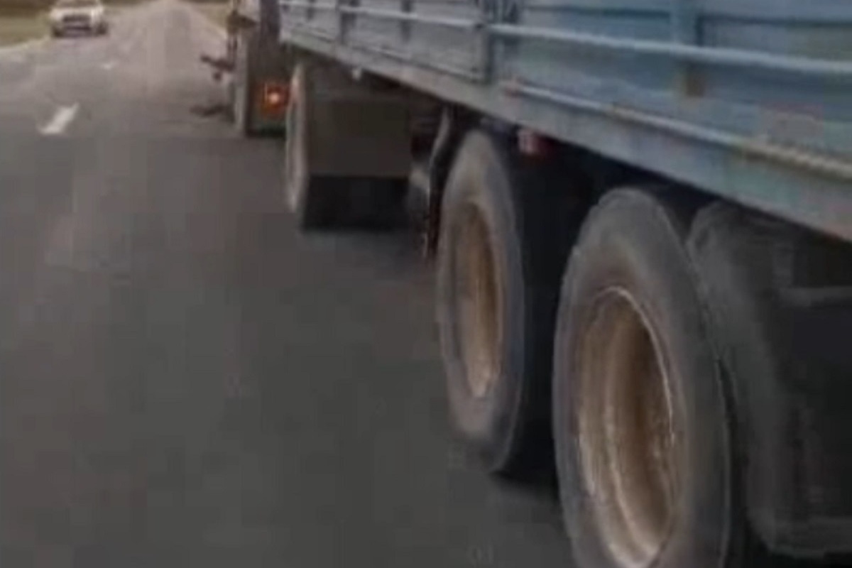 На Ставрополье полицейские выручили дальнобойщика, застрявшего на трассе из-за лопнувшего колеса