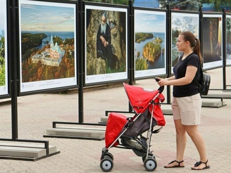 Уличная выставка-галерея открылась в Антраците ЛНР