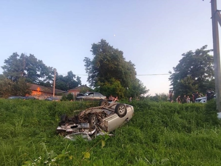 На трассе в Усть-Лабинском районе при столкновении 2 легковушек погиб водитель