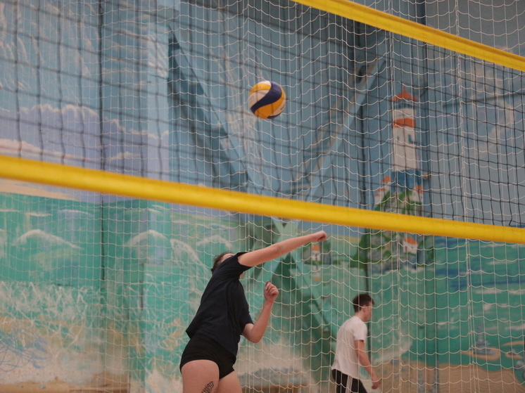 Почти 400 спортсменов играли в пляжный волейбол на детском фестивале «У стен Новгородского кремля»