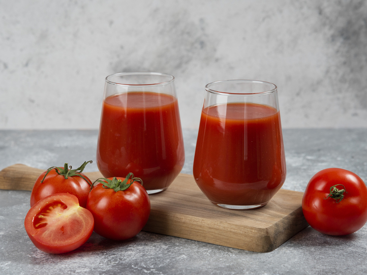 Кардиолог объяснил, почему стоит пить томатный сок в жару