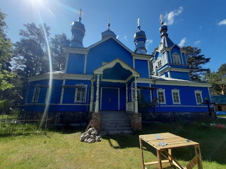 Аварийную деревянную церковь капитально ремонтируют в Псковском районе