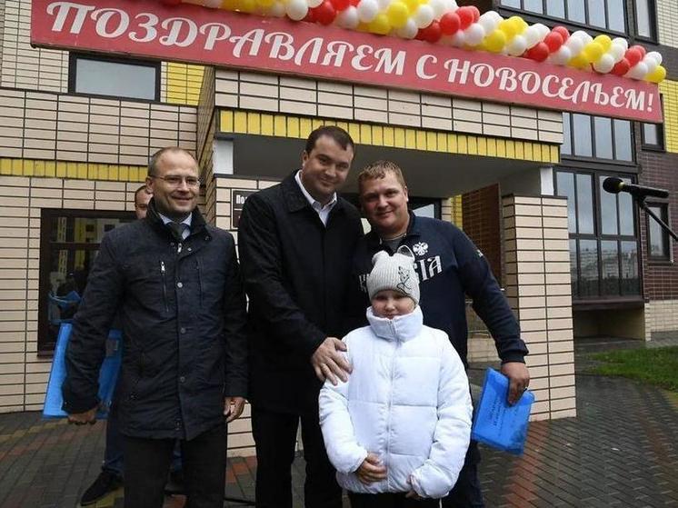 Врио губернатора Омской области Хоценко вручил 22 сиротам ключи от квартир