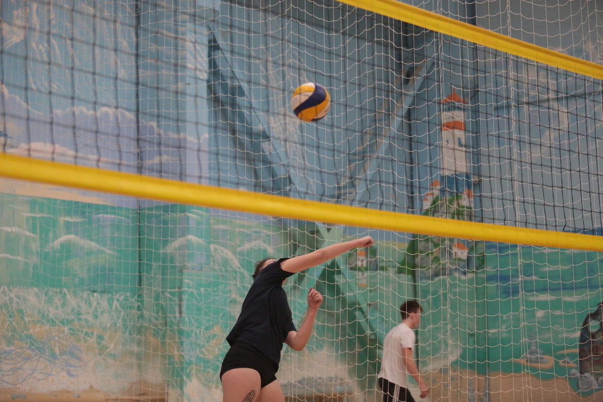 Почти 400 спортсменов играли в пляжный волейбол на детском фестивале «У стен Новгородского кремля»