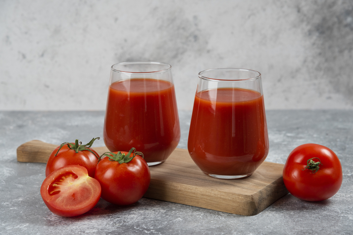 Можно ли пить томатный сок при диабете. Томатный сок. Томатный сок текстура. Кружка с томатным соком. Томатный сок на столе.