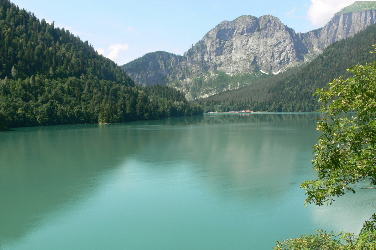 Озеро рица камера. Озеро Рица Абхазия. Рицца Абхазия озеро Рица. Озеро Рица в июне. Площадь озера Рица.