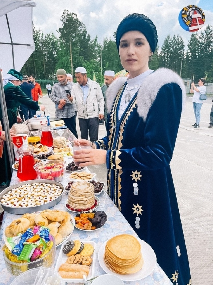 Жителей Ноябрьска на Курбан-байрам у мечети угостили пловом и фруктами