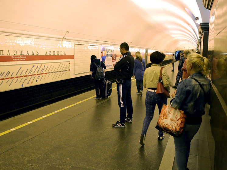 Поезда задерживаются на красной ветке петербургского метро из-за падения человека на пути