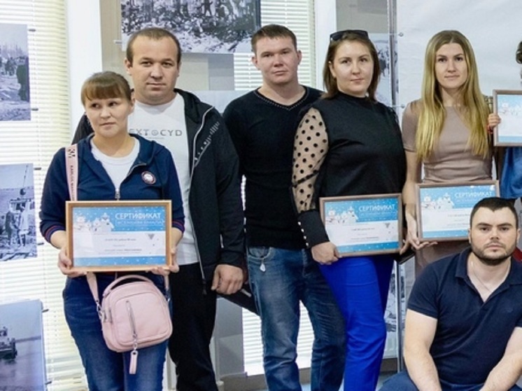 В Тарко-Сале очередные молодые семьи получили жилищные сертификаты