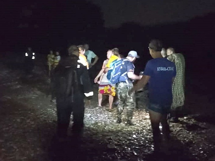 В Туапсинском районе спасатели помогли 6 туристам, застрявшим на УАЗах в русле реки