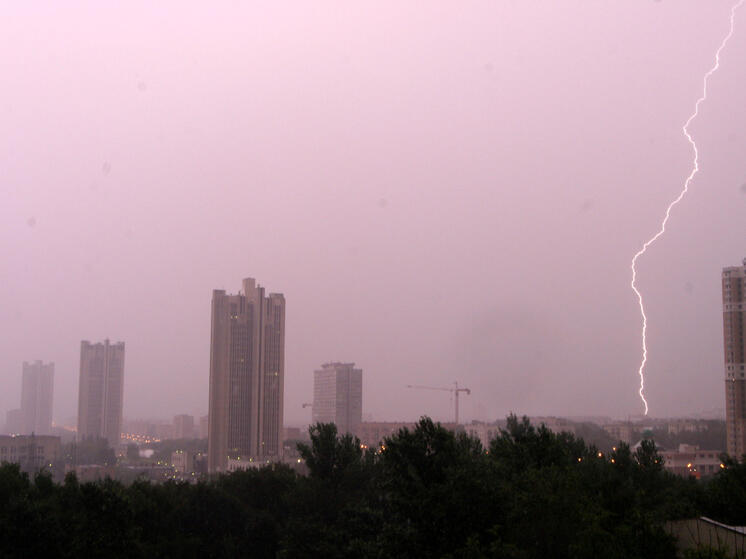 Жителям Подмосковья назвали несколько правил как избежать ударов молнии во время грозы