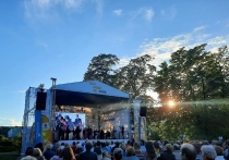 Концертную площадку под открытым небом организует Ботанический сад Петра Великого для проведения седьмого ежегодного музыкального опен-эйр фестиваля «Summer Music Park».