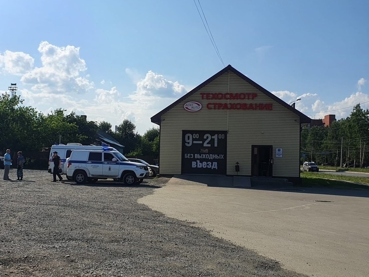 Кинологи с собаками работали в автосервисе Петрозаводска