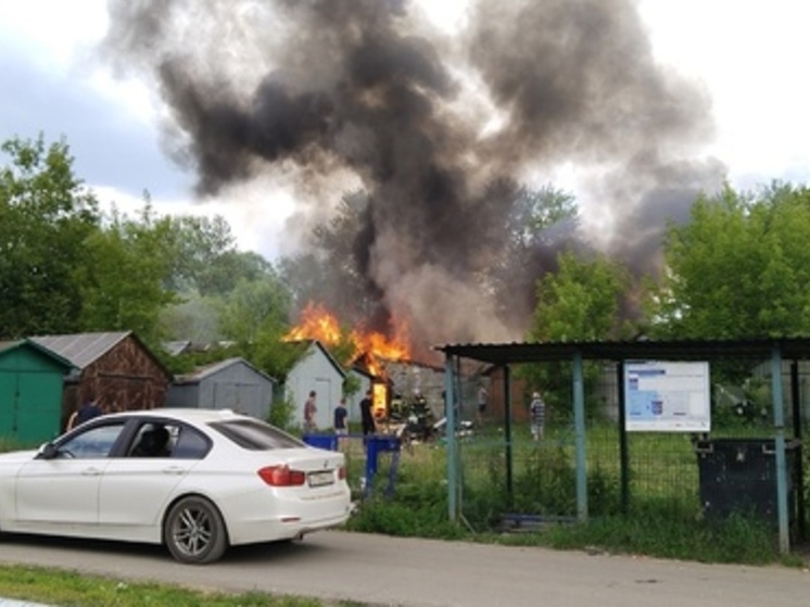 Пожар произошел в гаражах в поселке Березняки