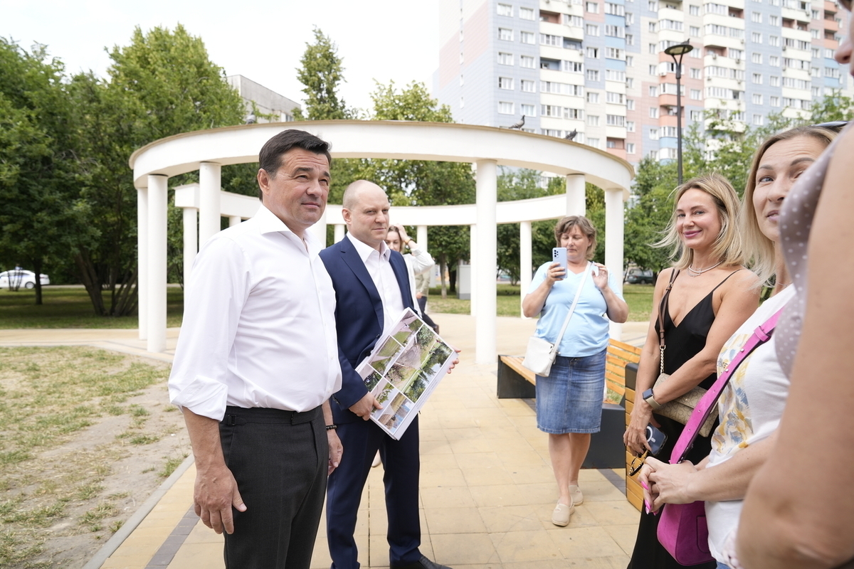 Андрей Воробьев провел встречу с жителями в новом сквере Ивантеевки