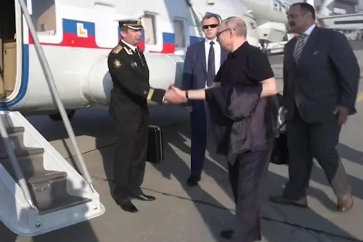 Путин поправил форму морскому офицеру с "черным чемоданчиком"