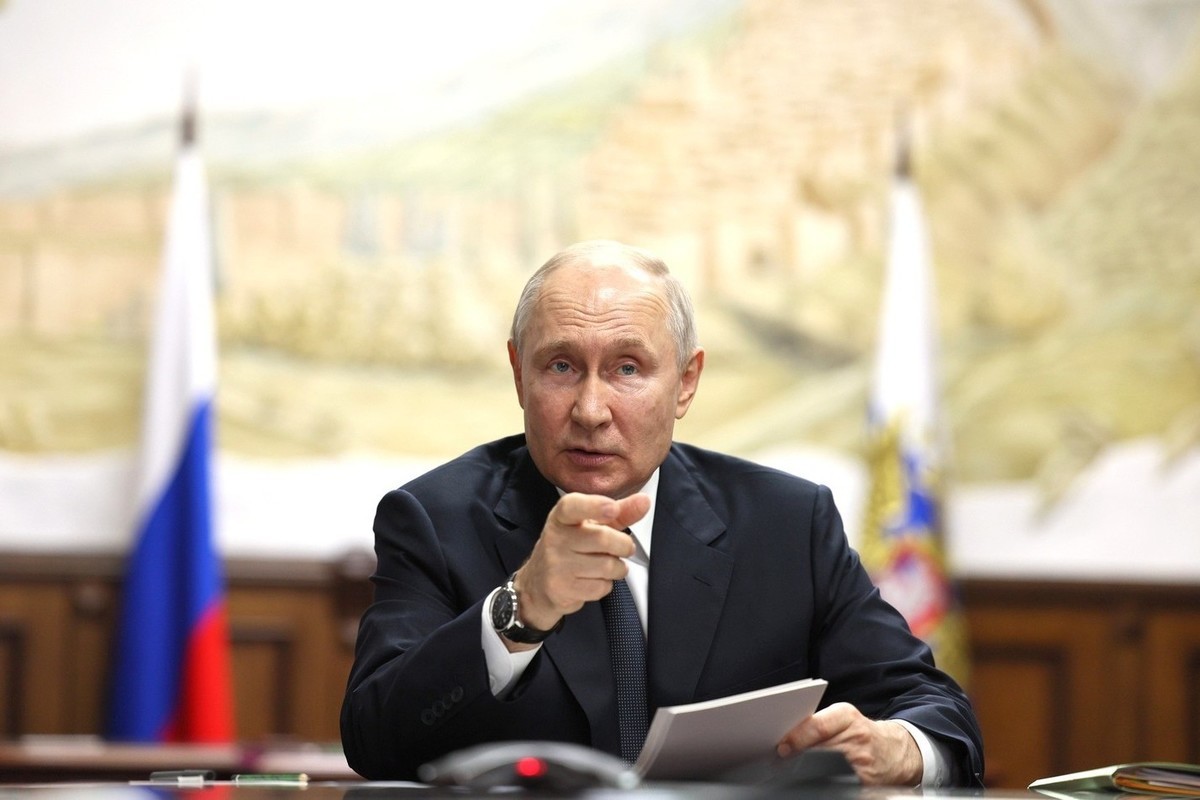 Путин поторопил с введением электронных виз в РФ